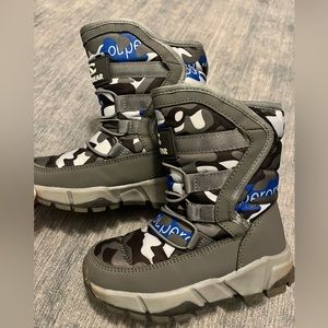 Little boys size 11 snow boot.